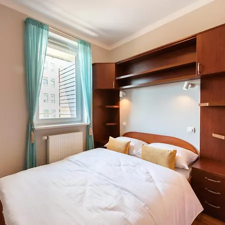Metro Wilanowska Homely Apartment